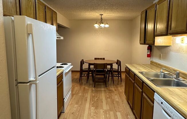 2 beds, 1 bath, 750 sqft, $900, Unit A-06