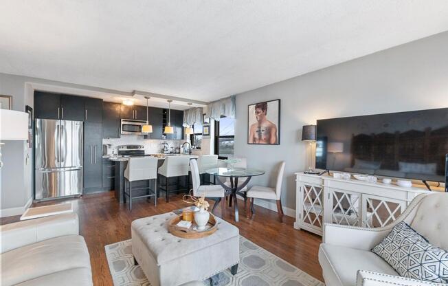 2 beds, 2 baths, 920 sqft, $4,100, Unit 6A