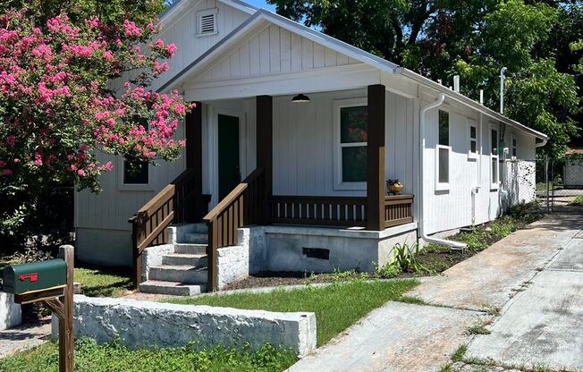 Charming East Austin Bungalow / Centrally Located / Grandview Place Neighborhood / 3 bedrooms, 2 baths