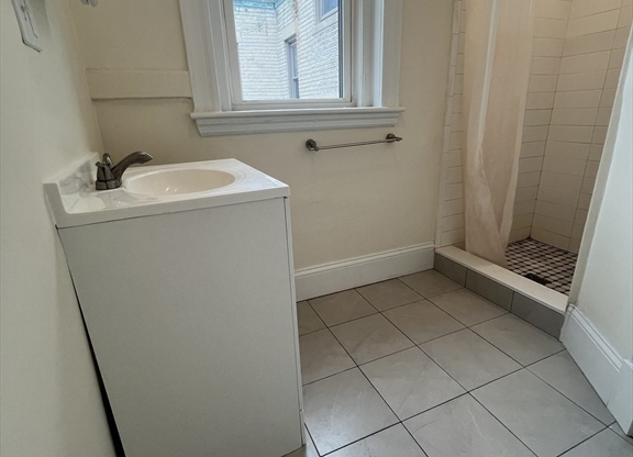 2 beds, 1 bath, $3,995, Unit 21