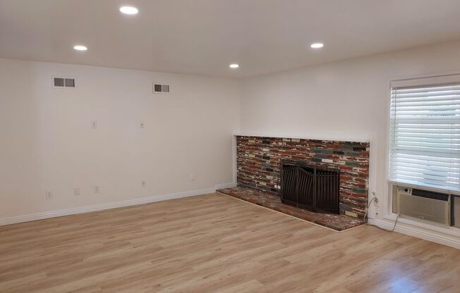3bd/2 bath washer/dryer hook ups/Large  private back yard/ Citrus tree