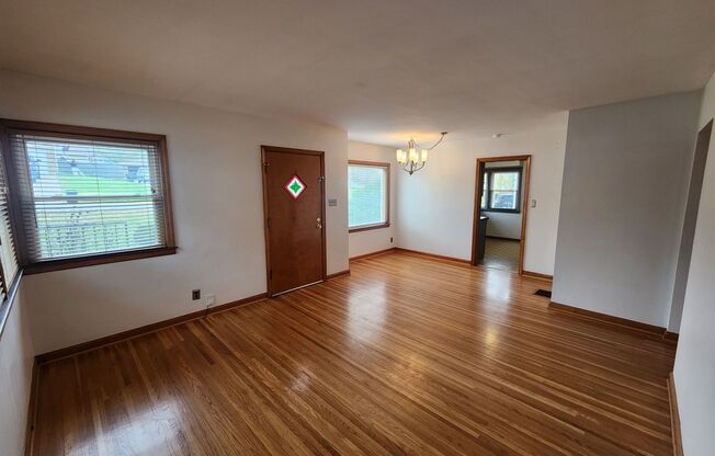 2 beds, 1 bath, $1,595