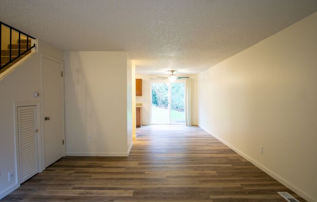 Updated 2 Bedroom Townhouse- Private Patio, Dining Space, Parking, W/D + D/W!!