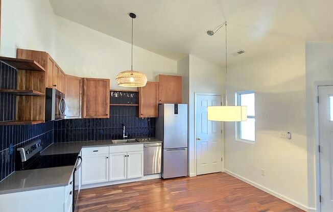 3BD/2BA - Trendy duplex located in Carolina Place!