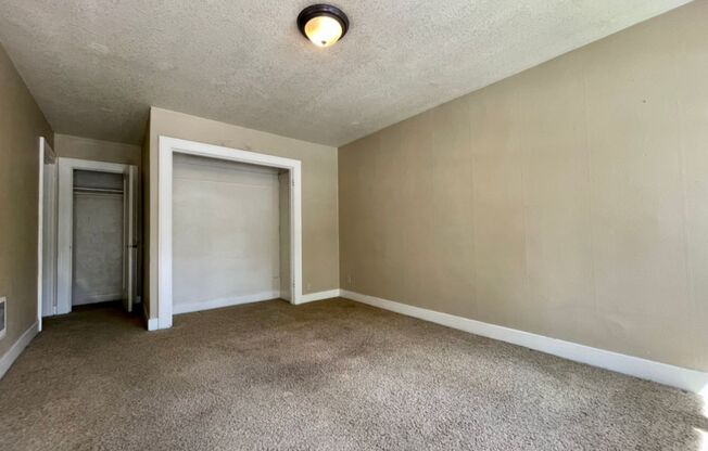 Don't Pass Up This Buckman Gem~ Quick Access to Big City Amenities~ Onsite Laundry~ Fur Babies Welcome!