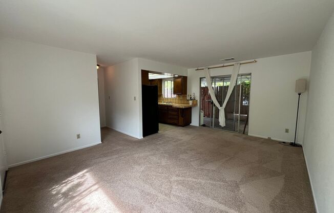 Pet friendly 2+1 w/private yard + in-unit laundry!