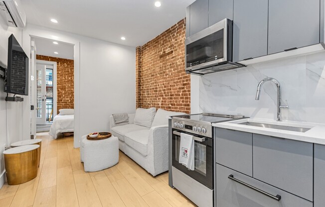 2 beds, 1 bath, $4,600, Unit 1D