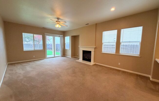 1146 OATGRASS WAY, LOS BANOS: 3 Beds, 2 Baths, Easy Acess to Highway