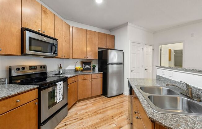 PRE-LEASE 2025/2026: Poolside 2-Bedroom, 2-Bath Condo in Texan Shoal Creek – Perfect for Students + Commission @ 100% with a 7/25 start & 90% with an 8/25 start