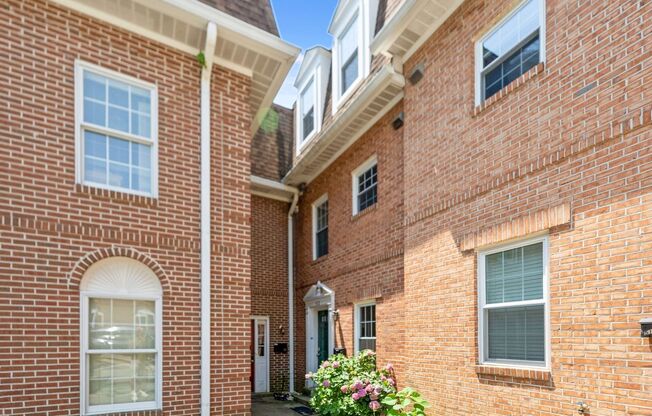 Updated // 3 Bedroom 2 Bathroom Condo // Arlington// Parking Included