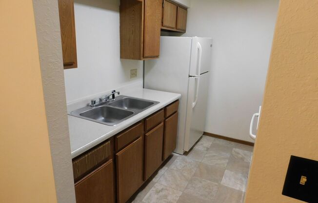 2 beds, 1 bath, $815, Unit 30-102