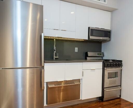 2 beds, 1 bath, $4,595, Unit LE