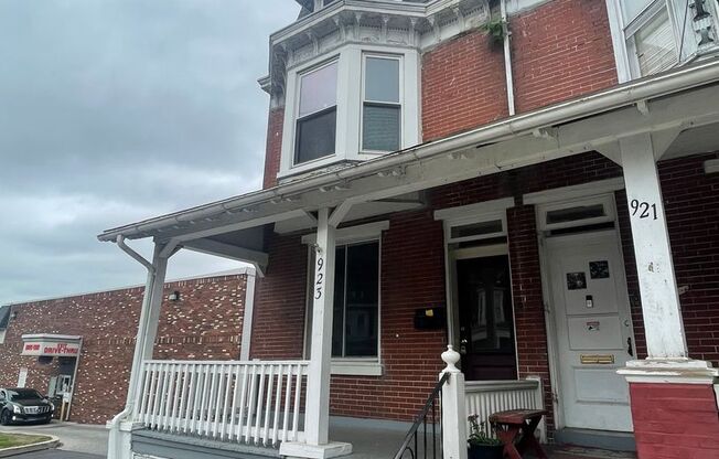 Large Five Bedroom 1.5 Bathroom In York!