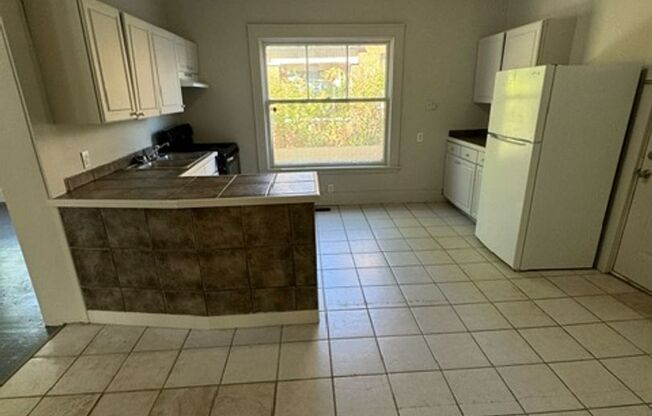 3 beds, 2 baths, $1,299