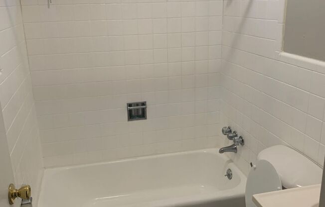 Colonial Arms | 807 West End Blvd Apt C-1