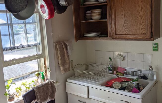 2 beds, 1 bath, $1,050