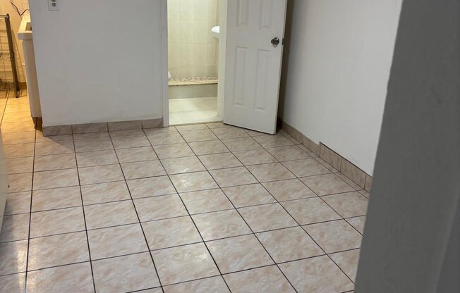 956 W 65 ST