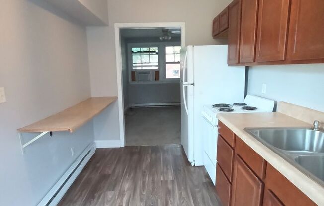 1 bed, 1 bath, 613 sqft, $975, Unit 03