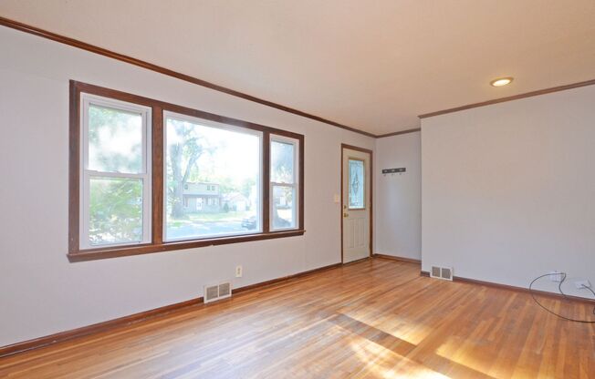 Beautiful 3 Bed 1 Bath Home With Fence and Garage
