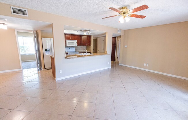4 BEDROOM, 2 BATHROOM TEMPE HOME! SPLIT FLOORPLAN! 2 CAR GARAGE!