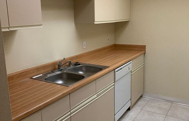 Clean and Spacious Condo, Pasadena