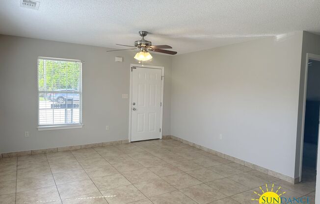 Great 2 Bedroom 1 bath Duplex in Navarre!