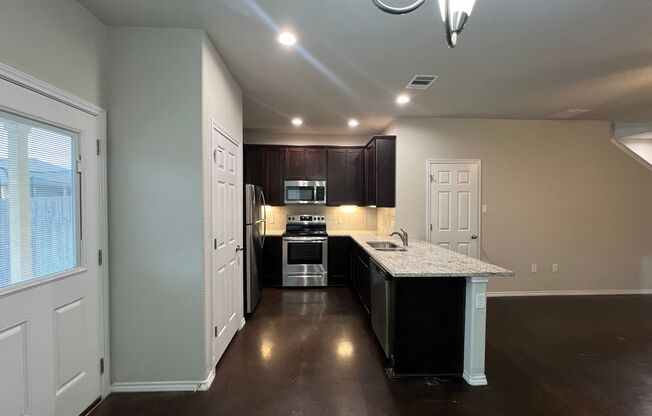 3 beds, 2.5 baths, $1,430