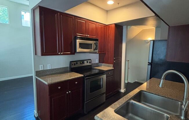 3 beds, 2 baths, $1,900, Unit # 2101