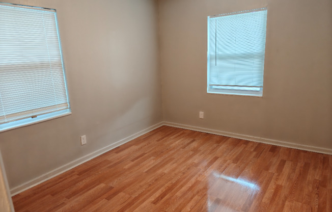 1418 UN ST W