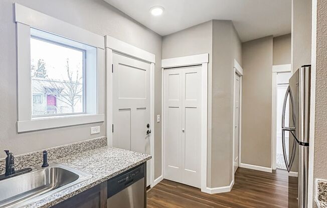 1 bed, 1 bath, 690 sqft, $1,300, Unit Cap5