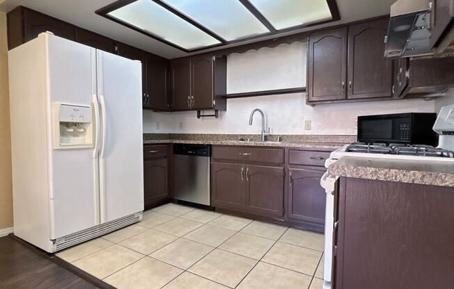 2 Bed 2.5 Bath Single House near Rainbow/Tropicana