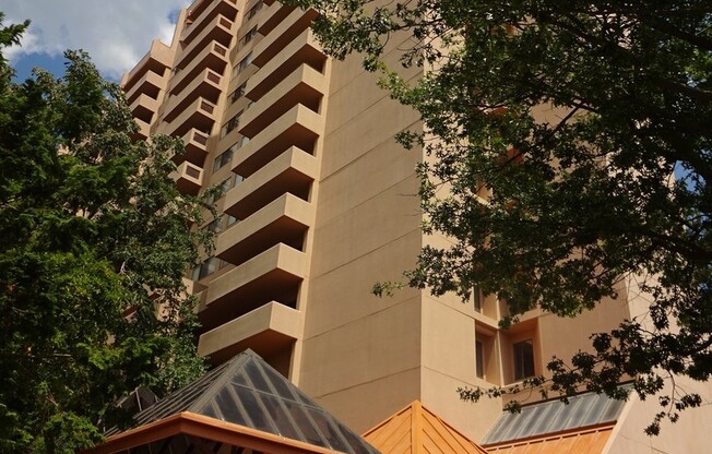 Courthouse Condo just steps away from Metro