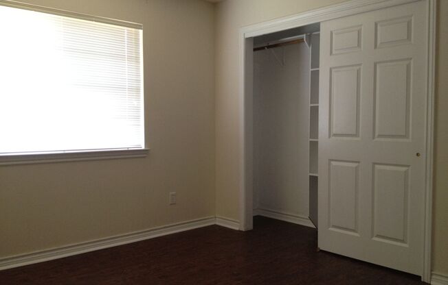 PET FRIENDLY! PRICED RIGHT! SUBLEASE AVAILABLE! NO DEPOSIT!