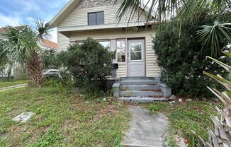 Bradenton unit near downtown, beaches