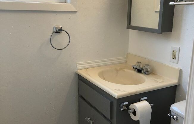 Recently Remodeled  2 Bedroom 1 Bathroom on the Columbia River