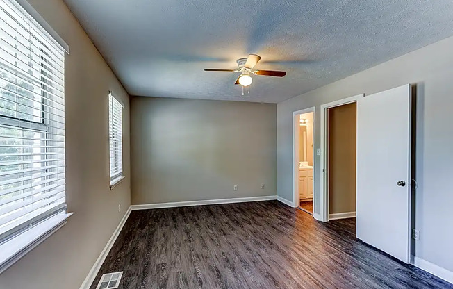 418 CREEKVIEW CT