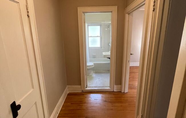 Studio, 1 bath, 450 sqft, $895, Unit 107