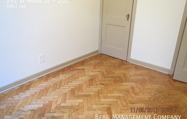 292 W Main St