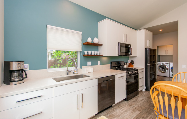 Beautiful Fully Furnished 1 Bd Rental!