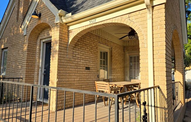 Quaint Early American Home in Bluebonnet Hills