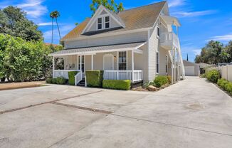 Charming Upstairs Unit near Riverside Plaza