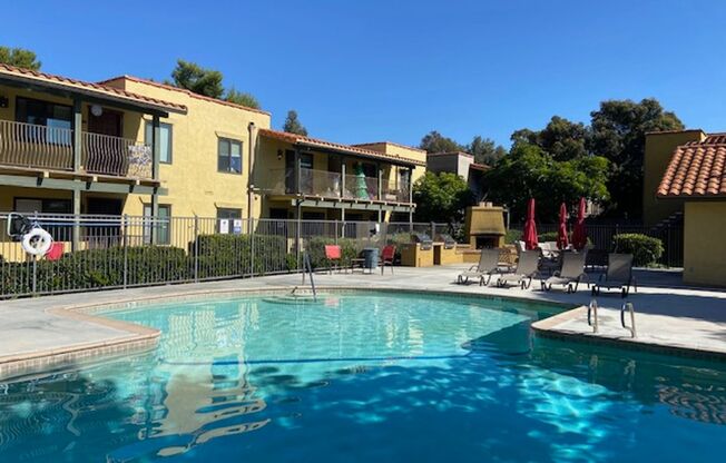 Condo in Oceanside, CA w/ Lots of Amenities. 1 garage and 1 carport space included in rent!!