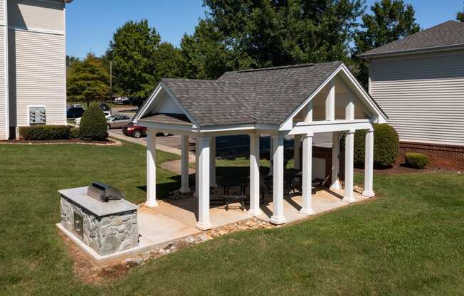 Picnic Grilling Area at Abberly Green Apartment Homes, Mooresville