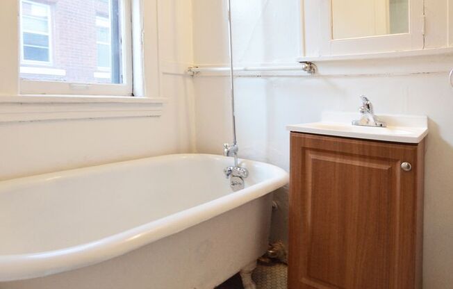 1 bed, 1 bath, 410 sqft, $905, Unit 11 - 38