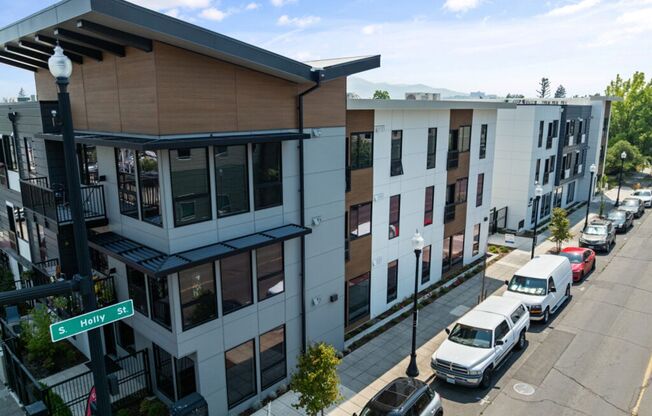 6303-1t - 121 S Holly