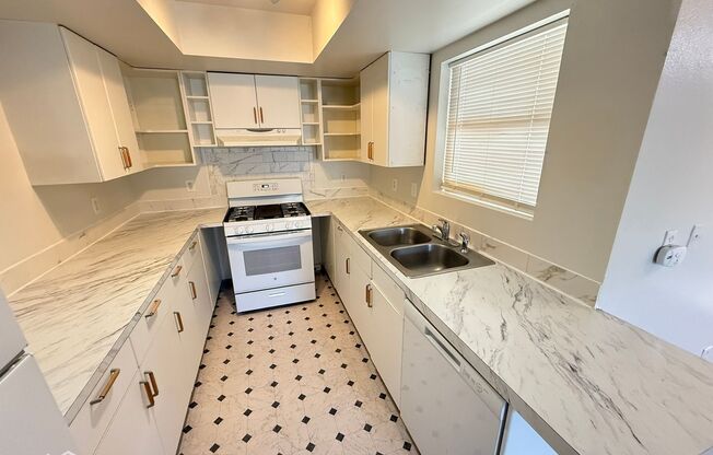 MOVE IN SPECIAL!! PRICE DROP! Modern Townhouse Living – 3 Beds, 2.5 Baths, Great Layout!