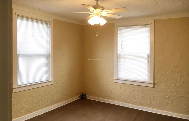 2 beds, 1 bath, $1,230, Unit 609 Delaware Ave.