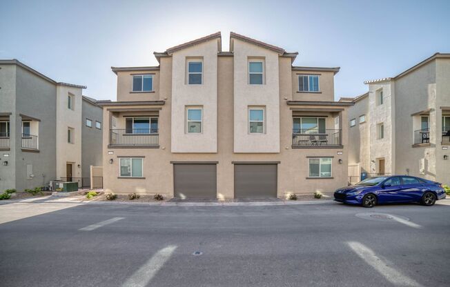 LOVELY 2-BEDROOM 2-BATH PLUS LOFT TOWNHOME IN SPECTACULAR GATED COMMUNITY!!