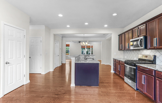 4239 LAUREL CRK CT SE