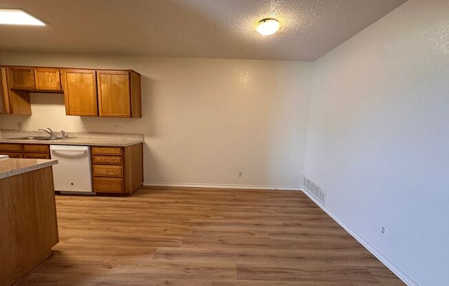 Available now! Nice 2 Bedroom, 2 Full Bath Duplex Located in Saginaw.